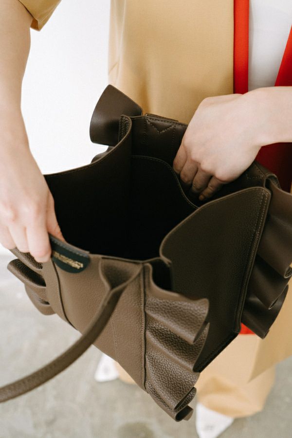 FAKE LEATHER FRILL BAG /フェイクレザーフリルバッグ | THEATRE